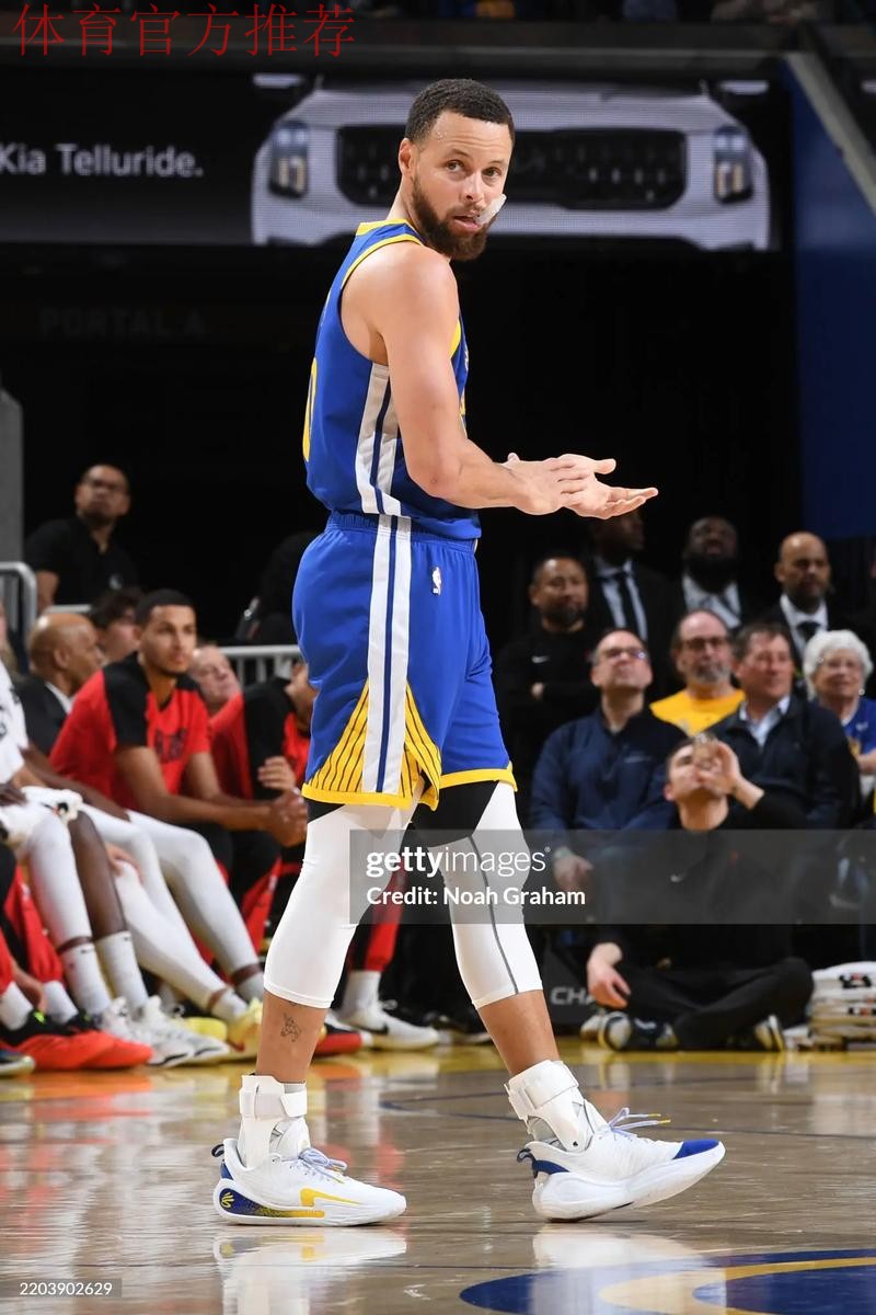 巴特勒抢前场篮板 库里大号三分命中 巴特勒抢前场篮板 库里大号三分命中